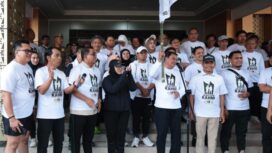 Bupati Tangerang, Moch. Maesyal Rasyid didampingi Wakil Bupati Tangerang, Intan Nurul Hikmah secara resmi melepas kegiatan jalan santai yang digelar Majelis Daerah Korps Alumni Himpunan Mahasiswa Islam (MD KAHMI) Kabupaten Tangerang. Foto: ist