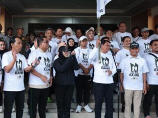 Bupati Tangerang, Moch. Maesyal Rasyid didampingi Wakil Bupati Tangerang, Intan Nurul Hikmah secara resmi melepas kegiatan jalan santai yang digelar Majelis Daerah Korps Alumni Himpunan Mahasiswa Islam (MD KAHMI) Kabupaten Tangerang. Foto: ist