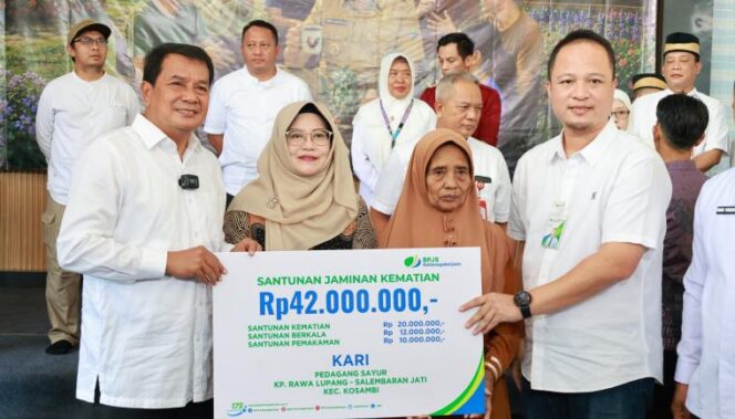 
 Bupati Tangerang Moch Maesyal Rasyid saat menyerahkan Santunan Jaminan Kesehatan. Foto: Ist