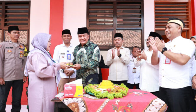 
 Bupati Tangerang Moch Maesyal Rasyid Didampingi Kepala Dinas Pendidikan dan Camat Teluknaga saat meresmikan Gedung SDN Pancar Budaya Desa Tegal Angus Kec. Teluknaga. Foto: ist 