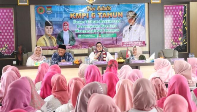 
 Wabup Intan saat menghadiri peringatan Hari Lahir (Harlah) ke-6 Komite Muda Perempuan Indonesia (KMPI) Kabupaten Tangerang yang diselenggarakan di Kantor Desa Cikupa. Foto: Ist