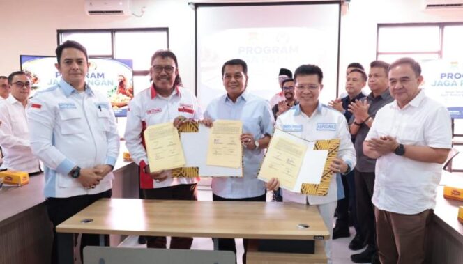 
 Bupati Tangerang Moch Maesyal Rasyid saat menghadiri acara serah terima bantuan unit usaha ayam petelur Bahagia di Puskagro Kecamatan Sepatan. Foto: Ist