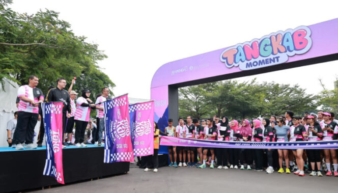 
 Wakil Bupati (Wabup) Tangerang, Intan Nurul Hikmah saat melepas peserta Tangkab Fun Run 2025 di Scienta Square Park, Gading Serpong Kabupaten Tangerang. Foto: ist