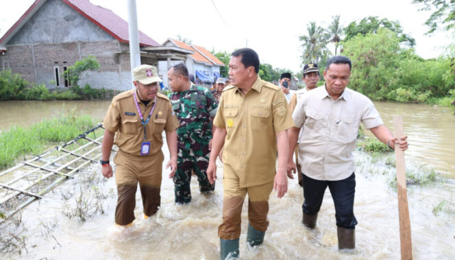 
 Bupati Tangerang Moch. Maesyal Rasyid saat melakukan kunjungan dan monitoring langsung ke lokasi banjir di Desa Jenggot, Kecamatan Mekar Baru. Foto: ist
