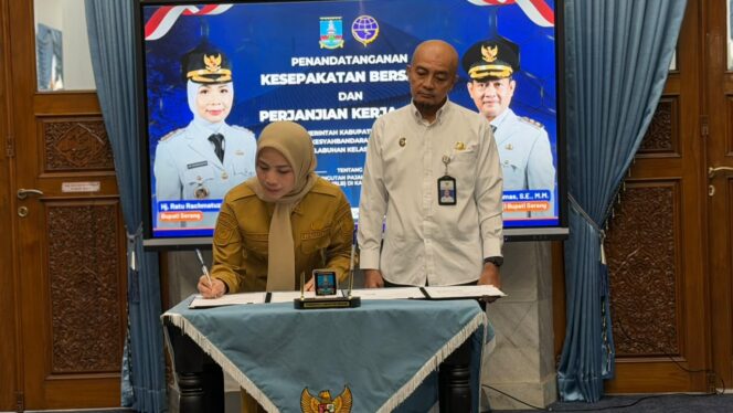 
 Bupati Serang Ratu Rachmatuzakiyah dan Kepala Kantor Kesyahbandaran dan Otoritas Pelabuhan (KSOP) Kelas I Banten Raden Yogie Nugraha menandatangani kerja sama Memorandum of Understanding (MoU) di Pendopo Bupati Serang. Foto: Ist