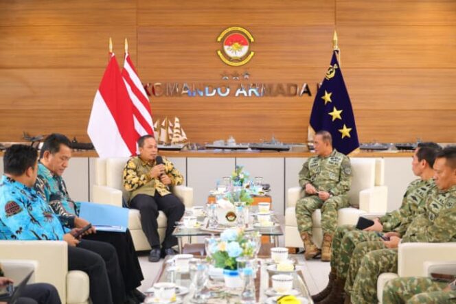 
 Deputi Bidang Pengelolaan Batas Wilayah Negara BNPP RI, Nurdin bersama Panglima Koarmada RI, Laksamana Madya TNI Denih Hendrata.Foto: Humas BNPP RI]