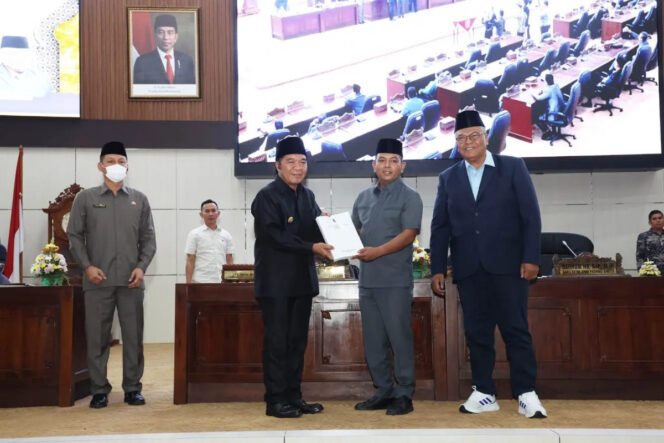 
 Ketua DPRD Provinsi Banten Andra Soni didampingi Wakil Ketua DPRD Provinsi Banten M. Nawa Said Dimyati saat menerima Dokumen LKPj Gubernur Provinsi Banten Tahun Anggaran 2023. Foto: Ist