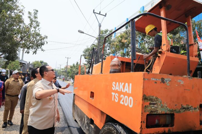 
 Wali Kota Serang Budi Rustandi saat meninjau Pembangunan Jalan Komplek Bumi Sari Permai (BSP), Kelurahan Kasemen, Kecamatan Kasemen, Kota Serang. Foto: Ist
