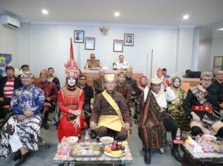 Pakaian yang dikenakan para kepala dinas dan pejabat Pemkot Serang menjadi simbol keberagaman budaya yang hidup dalam bingkai Negara Kesatuan Republik Indonesia (NKRI). Foto: Ist