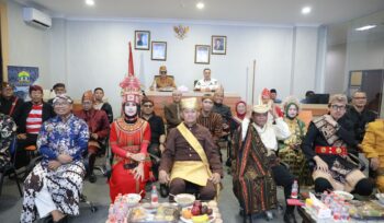 Pakaian yang dikenakan para kepala dinas dan pejabat Pemkot Serang menjadi simbol keberagaman budaya yang hidup dalam bingkai Negara Kesatuan Republik Indonesia (NKRI). Foto: Ist