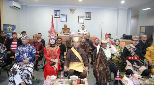 Pakaian yang dikenakan para kepala dinas dan pejabat Pemkot Serang menjadi simbol keberagaman budaya yang hidup dalam bingkai Negara Kesatuan Republik Indonesia (NKRI). Foto: Ist