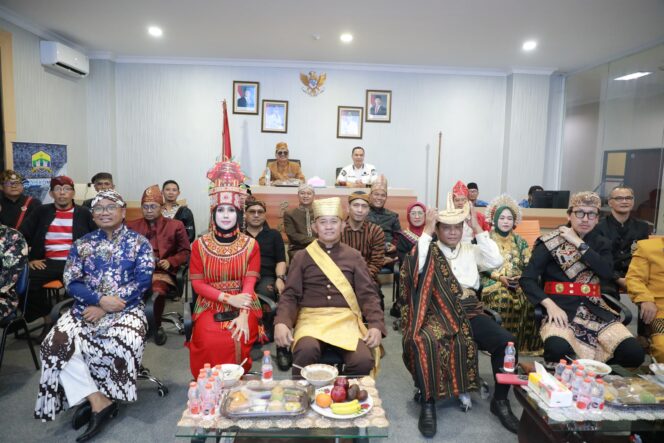
 Pakaian yang dikenakan para kepala dinas dan pejabat Pemkot Serang menjadi simbol keberagaman budaya yang hidup dalam bingkai Negara Kesatuan Republik Indonesia (NKRI). Foto: Ist