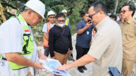 Wali Kota Serang Budi Rustandi saat meninjau Pembangunan Pengendali Banjir Drainase di BAP. Foto: Ist