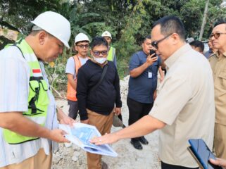 Wali Kota Serang Budi Rustandi saat meninjau Pembangunan Pengendali Banjir Drainase di BAP. Foto: Ist