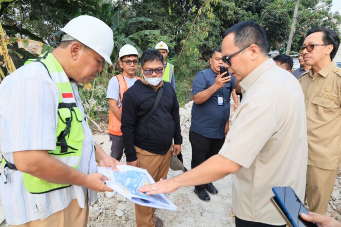 
 Wali Kota Serang Budi Rustandi saat meninjau Pembangunan Pengendali Banjir Drainase di BAP. Foto: Ist