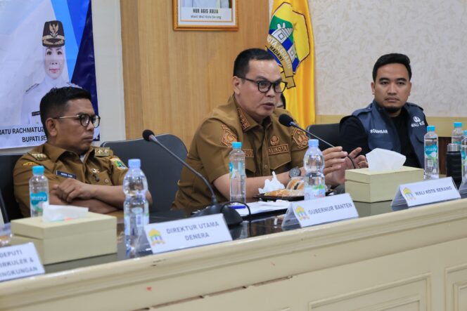 
 Wali Kota Serang Budi Rustandi saat Rapat Koordinasi Pembahasan PSEL Cilowong bersama Gubernur Banten Andra Soni dan Wali Kota Cilegon. Foto: Ist