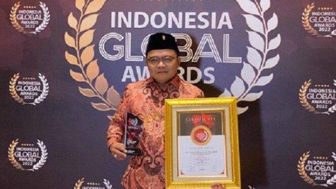 
 Kholid Ismail Raih Penghargaan Legislator Terbaik