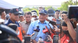Menteri Lingkungan Hidup Moh. Jumhur Hidayat Didampingi Bupati Tangerang Moch Maesyal Rasyid usai peninjauan Penanganan TPA Jatiwaringin Mauk Kabupaten Tangerang. Foto: Ist
