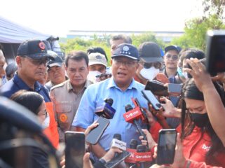 Menteri Lingkungan Hidup Moh. Jumhur Hidayat Didampingi Bupati Tangerang Moch Maesyal Rasyid usai peninjauan Penanganan TPA Jatiwaringin Mauk Kabupaten Tangerang. Foto: Ist