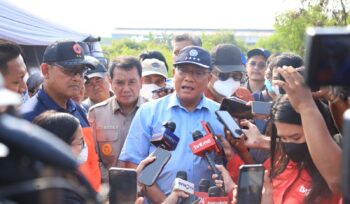 Menteri Lingkungan Hidup Moh. Jumhur Hidayat Didampingi Bupati Tangerang Moch Maesyal Rasyid usai peninjauan Penanganan TPA Jatiwaringin Mauk Kabupaten Tangerang. Foto: Ist