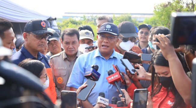 Menteri Lingkungan Hidup Moh. Jumhur Hidayat Didampingi Bupati Tangerang Moch Maesyal Rasyid usai peninjauan Penanganan TPA Jatiwaringin Mauk Kabupaten Tangerang. Foto: Ist