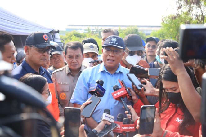 
 Menteri Lingkungan Hidup Moh. Jumhur Hidayat Didampingi Bupati Tangerang Moch Maesyal Rasyid usai peninjauan Penanganan TPA Jatiwaringin Mauk Kabupaten Tangerang. Foto: Ist