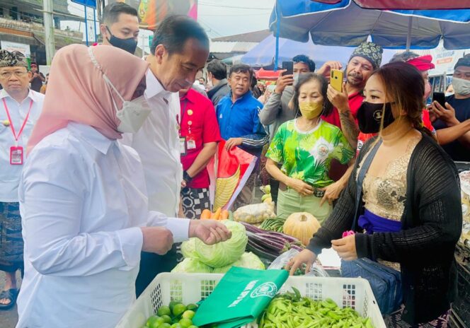 
 Presiden Jokowi dan Ibu Negara saat Mengunjungi Pasar. Foto: Setpres