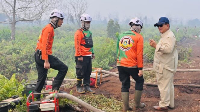 
 Presiden Prabowo Subianto langsung bergerak menuju salah satu lokasi terdampak kebakaran di Desa Limbung, Kabupaten Kubu Raya, Provinsi Kalimantan Barat, pada Sabtu, 22 Agustus 2026. Foto: BPMI Setpres 